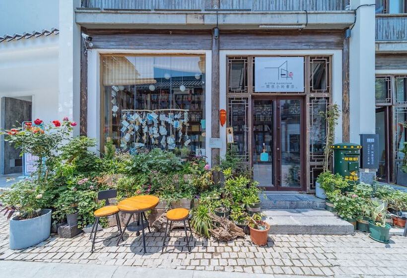 Отель Young Inn