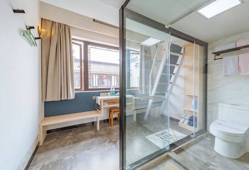 Отель Young Inn