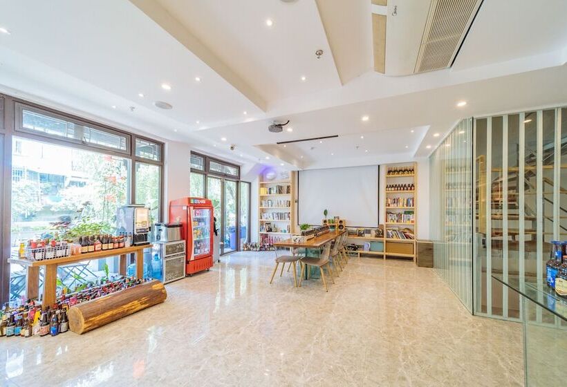 Отель Young Inn