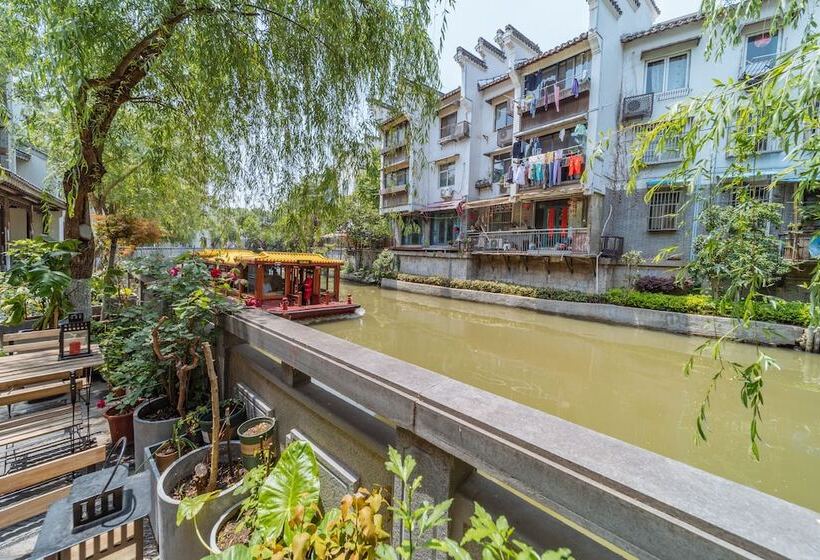 Отель Young Inn