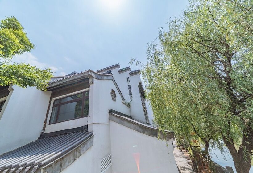 Отель Young Inn