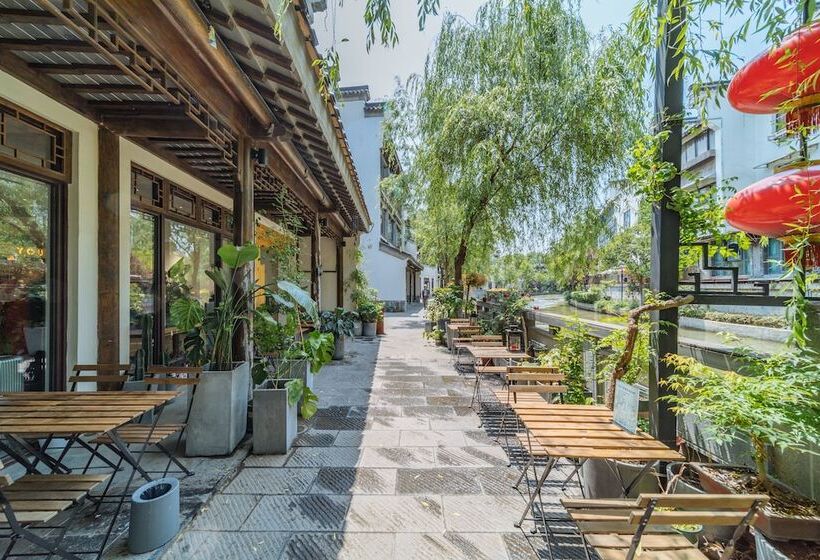 Отель Young Inn