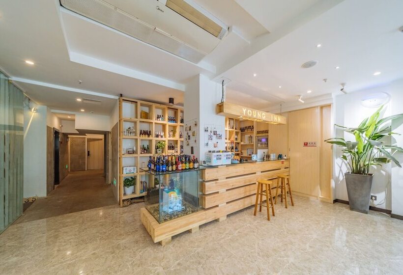 Отель Young Inn