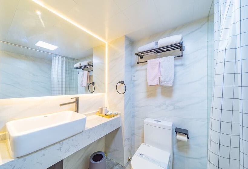 Отель Young Inn