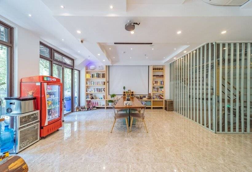 Отель Young Inn