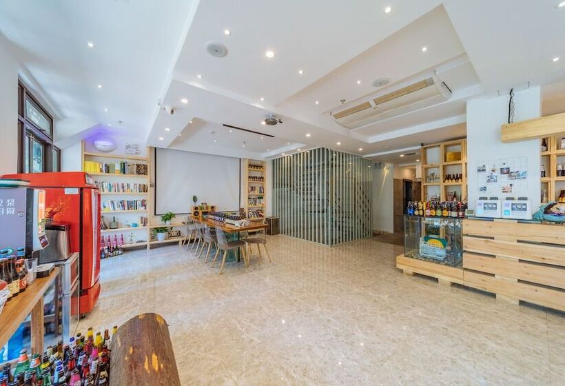 Отель Young Inn