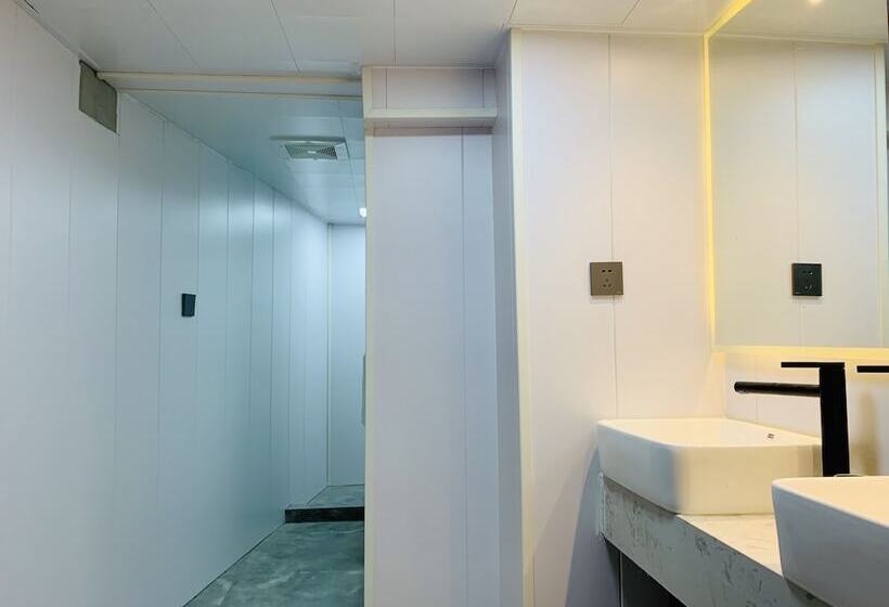 Отель Young Inn