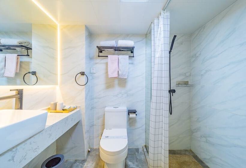 Отель Young Inn