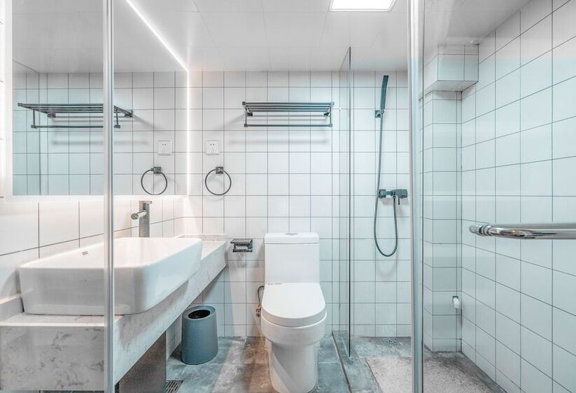 Отель Young Inn