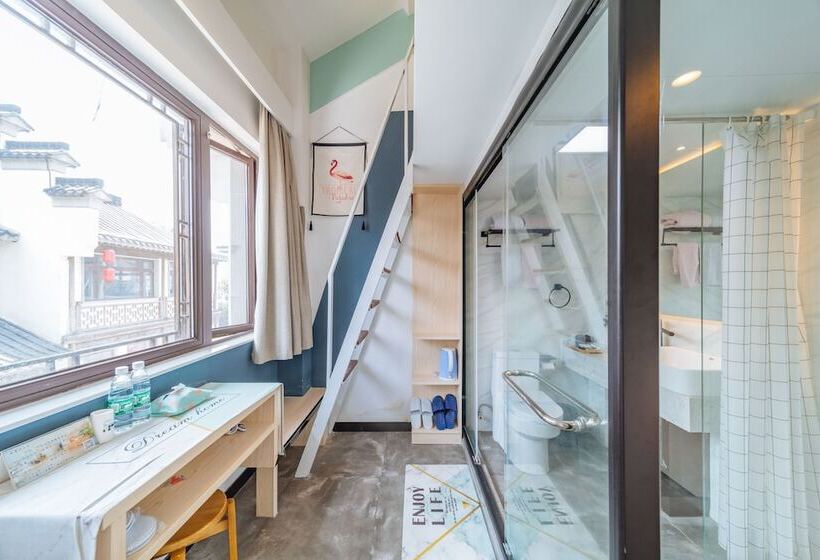 Отель Young Inn