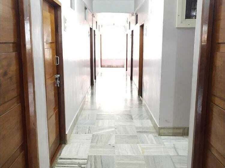 Iroomz Hotel Abhiman