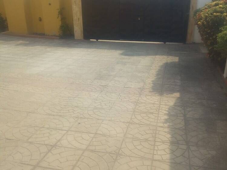 بنسيون Ama Serwaa Lodge