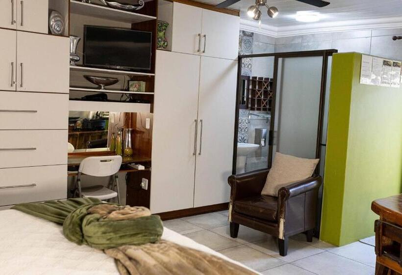 פנסיון Rustic Forest Guest House