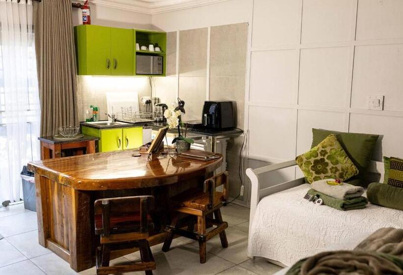 פנסיון Rustic Forest Guest House