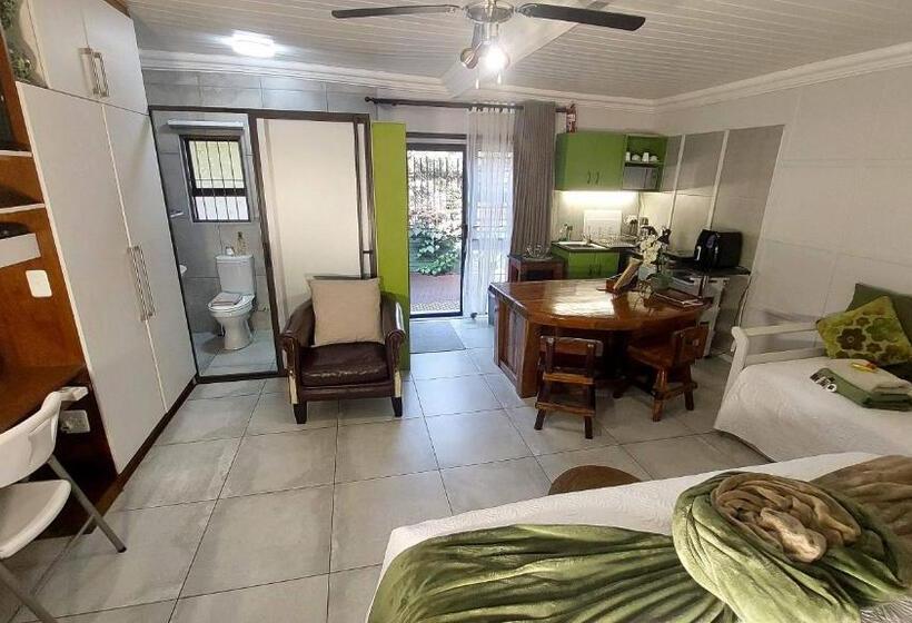 פנסיון Rustic Forest Guest House