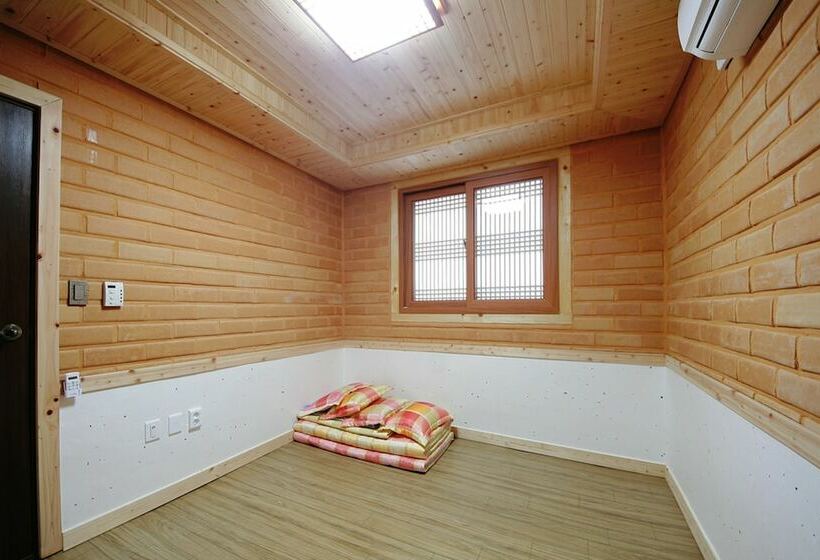 Reed House Hanok Pension