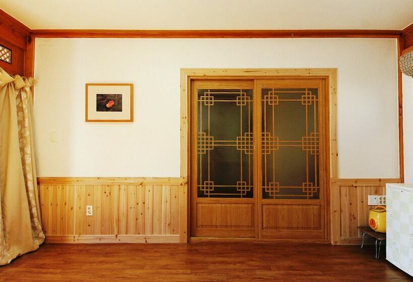 Reed House Hanok Pension