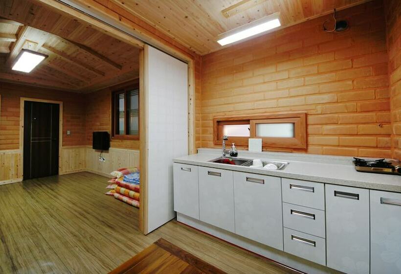 Reed House Hanok Pension