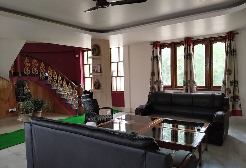 리조트 Ziro Palace Inn