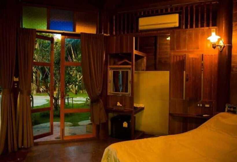 Отель Amphawa Club