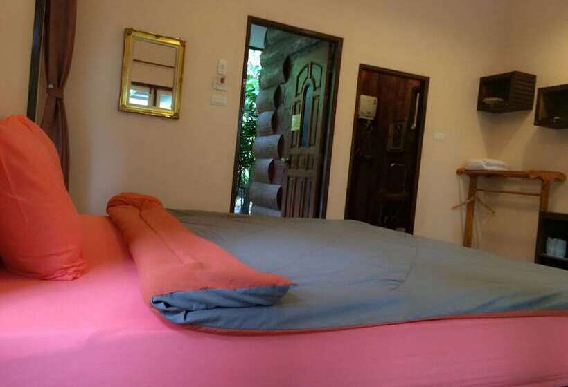 Отель Amphawa Club