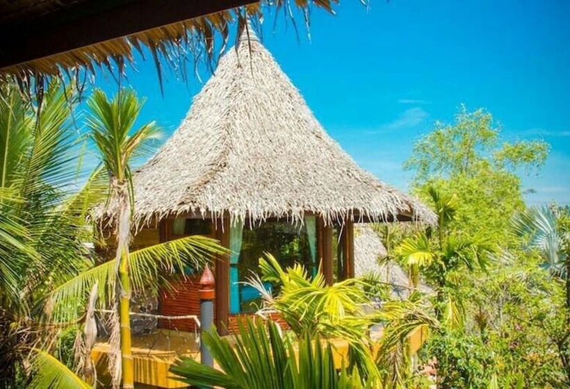 Отель Amphawa Club