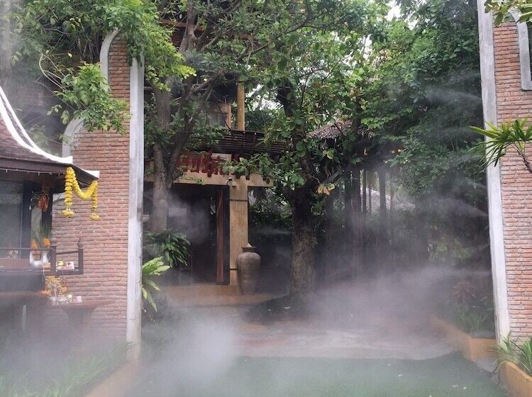 Отель Amphawa Club