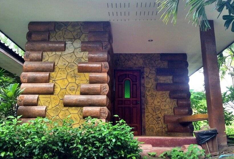 Отель Amphawa Club