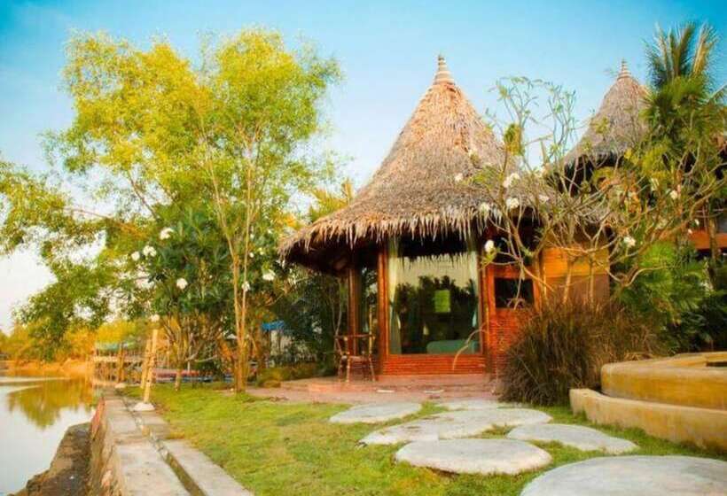 Отель Amphawa Club