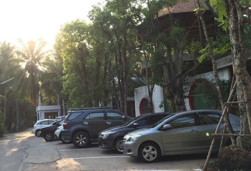 Отель Amphawa Club