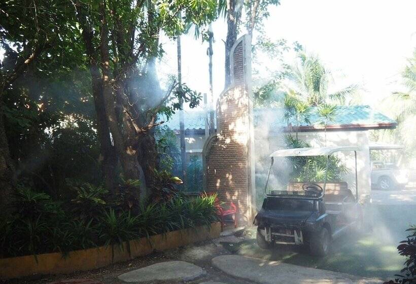 Отель Amphawa Club