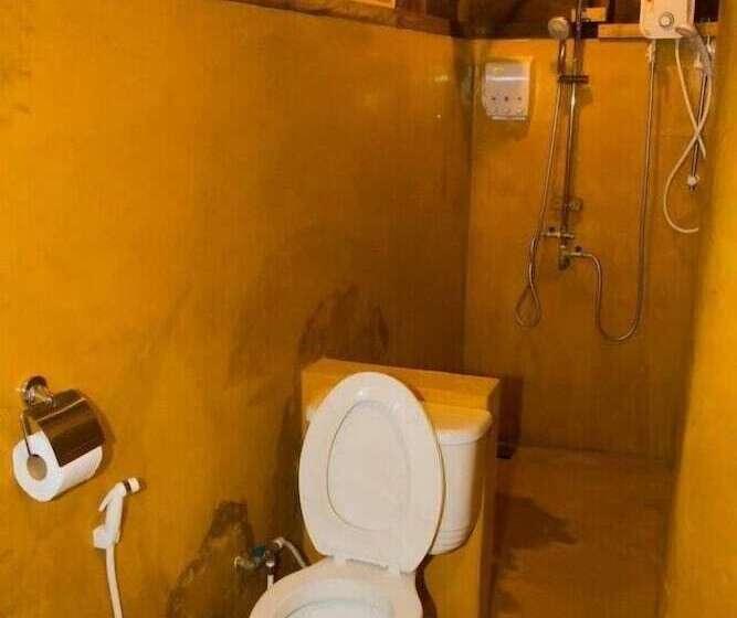 Отель Amphawa Club