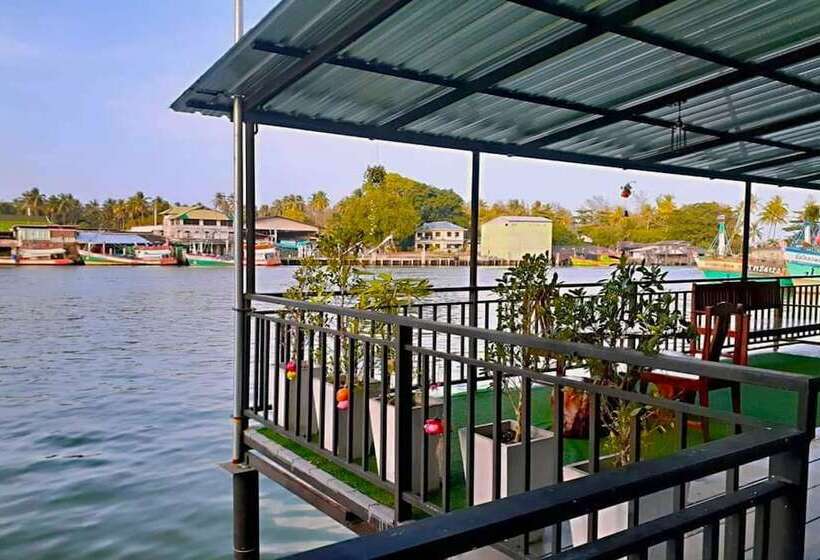 Отель Chaiyai River Front