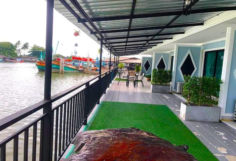 Отель Chaiyai River Front