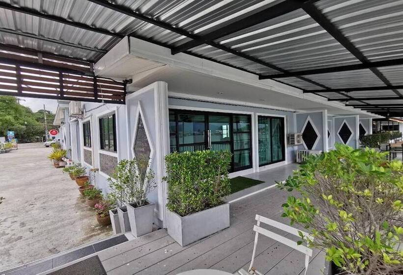 Отель Chaiyai River Front