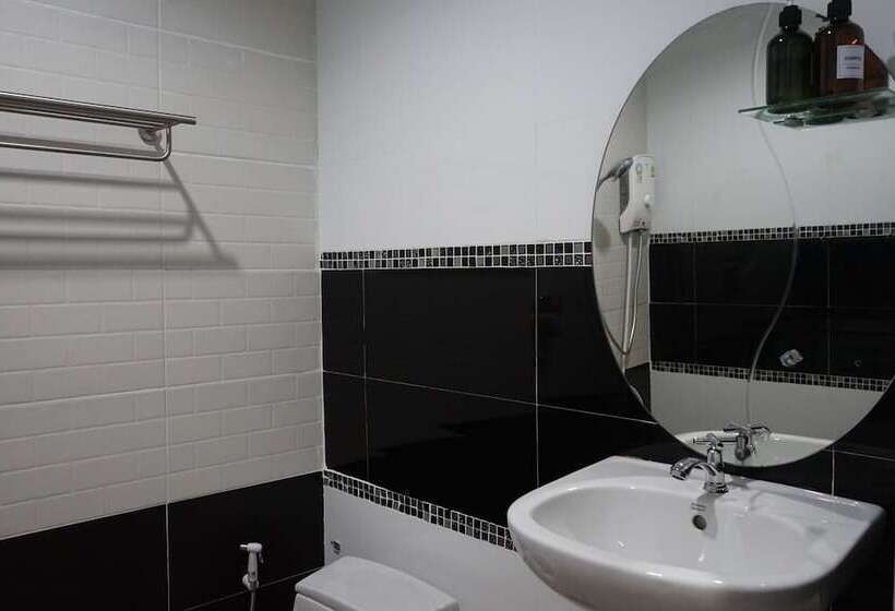 Отель Chaiyai River Front