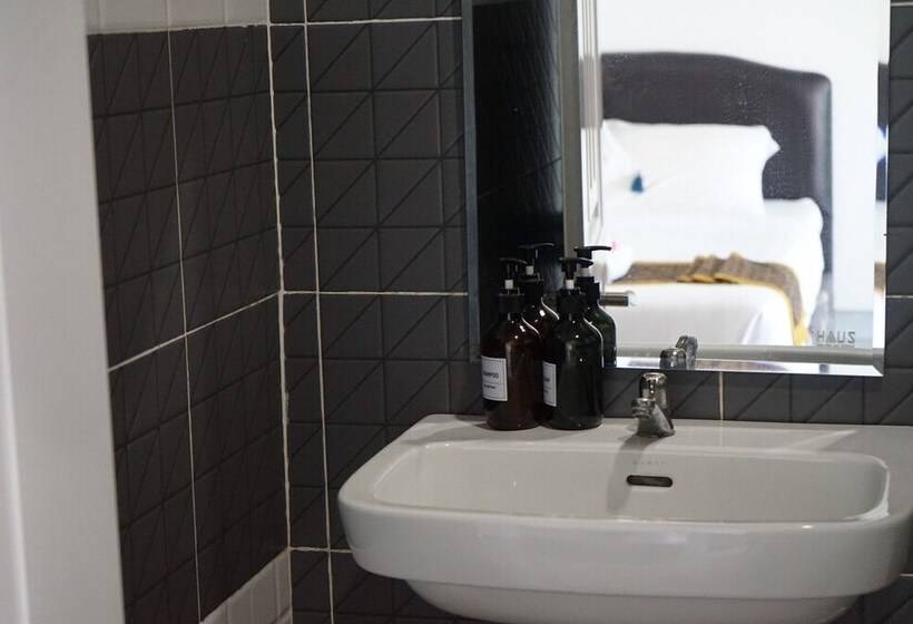 Отель Chaiyai River Front