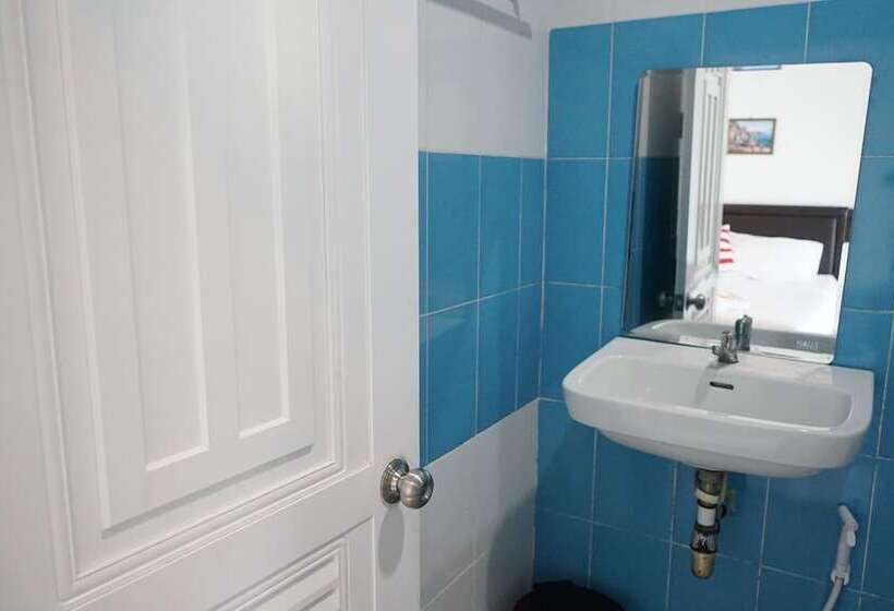 Отель Chaiyai River Front