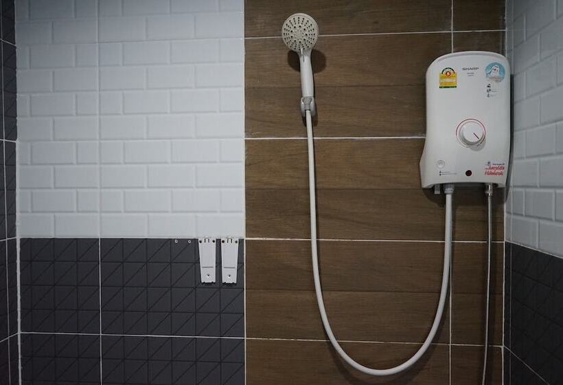 Отель Chaiyai River Front