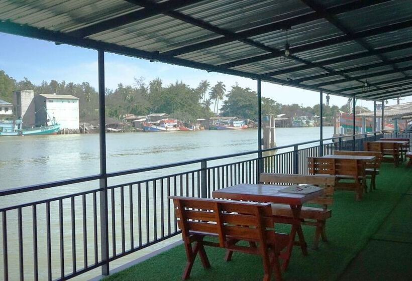 Отель Chaiyai River Front