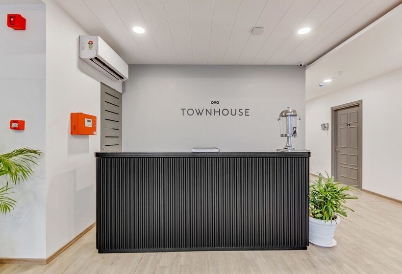 Отель Super Townhouse Sector 49 Near Logix City Centre