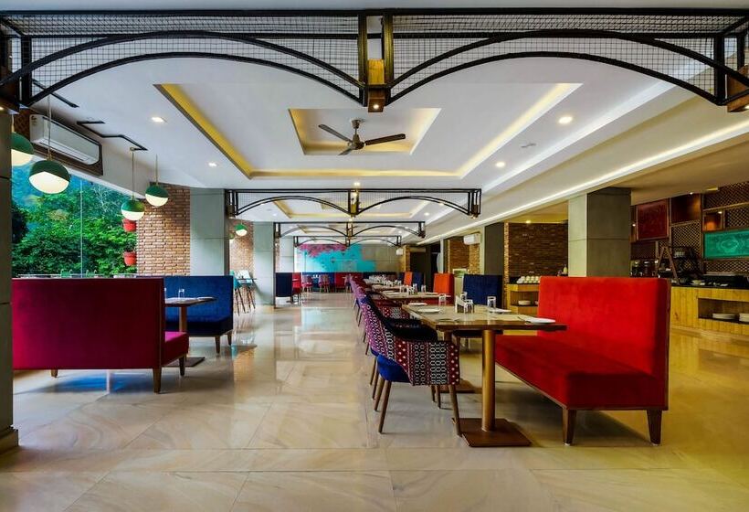 בית מלון כפרי Summit By The Ganges Beach Resort & Spa