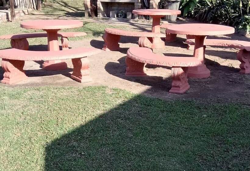 פנסיון Emoyeni Country Lodge