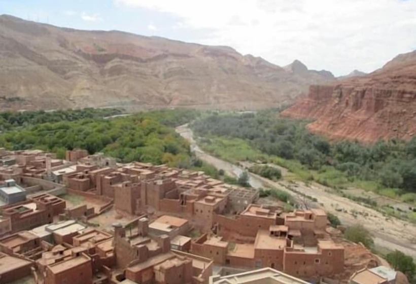 بنسيون Riad Berbèber Boutaghrar