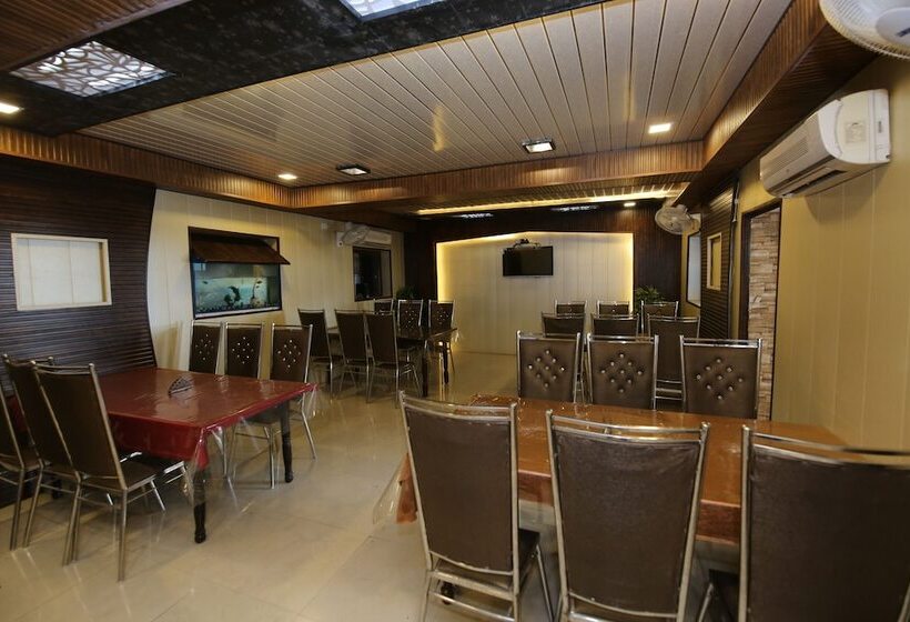 Spot On 44921 Hotel Satkar
