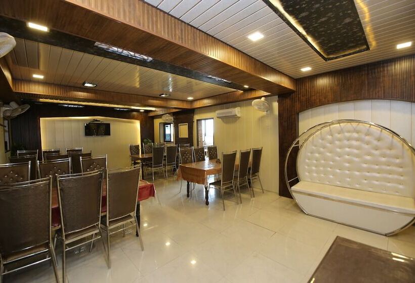 Spot On 44921 Hotel Satkar