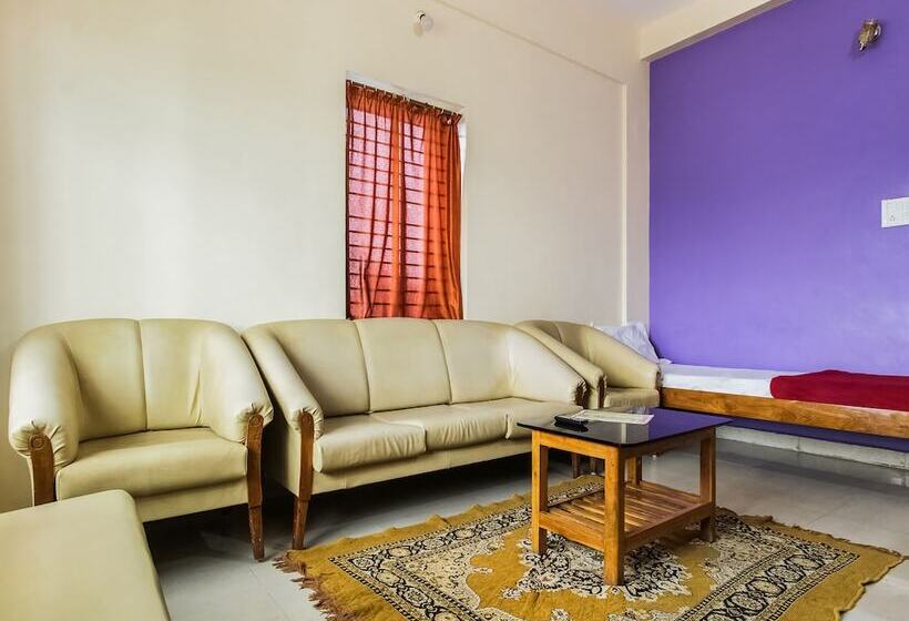 Spot On 49517 Hotel Hoysala Deluxe Lodging & Restaurant