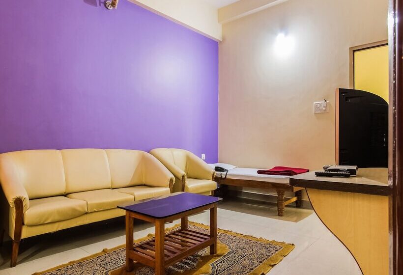 Spot On 49517 Hotel Hoysala Deluxe Lodging & Restaurant