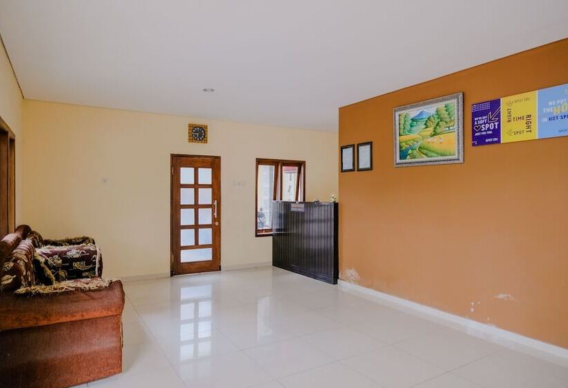 הוסטל Spot On 2448 Hotel Tlogorejo 2