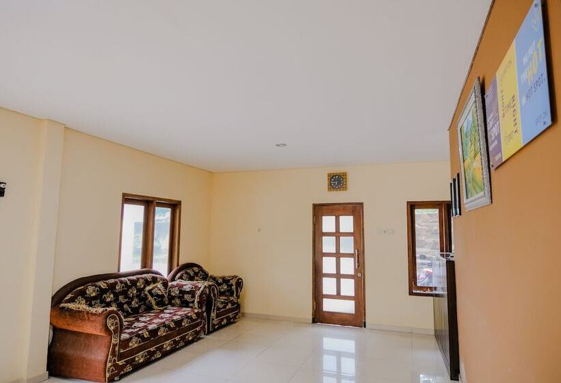 הוסטל Spot On 2448 Hotel Tlogorejo 2